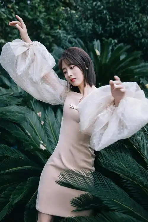 邢菲 香槟泡泡袖礼裙