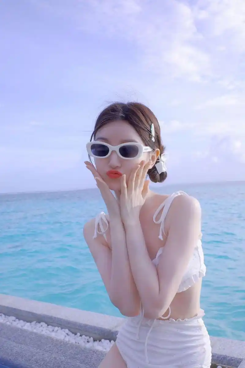 毛晓彤泳装穿搭挺少见的