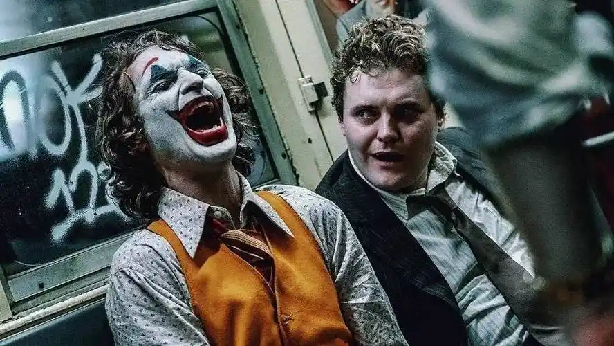 在未婚妻的葬礼上他放声大笑