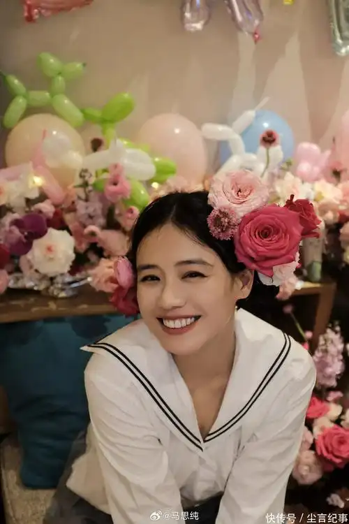 马思纯庆祝36岁生日,头上簪满鲜花,开怀大笑:我喜欢我自己