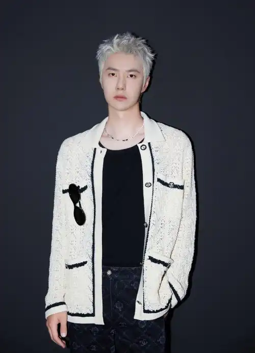 巴黎时装周#@uniq-王一博身着chanel 2024春夏预告系列米白色针织外套