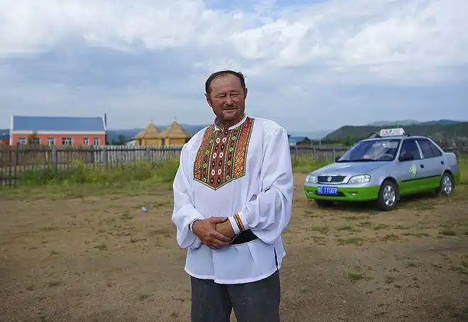 俄罗斯族人的教堂恩和小镇穿俄式服饰的姑娘马背上的恩和男人们美丽的