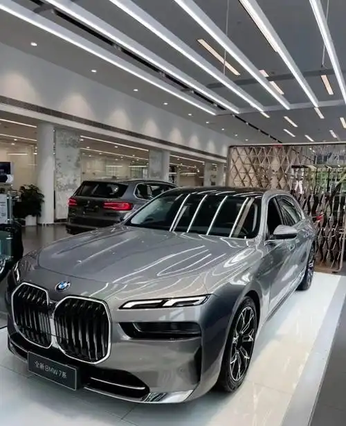 2023款宝马735豪华轿跑车安全性能超高