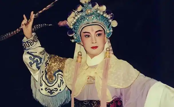 "越剧女小生"抢了明星流量?"玉面修罗"陈丽君为何成流量之王