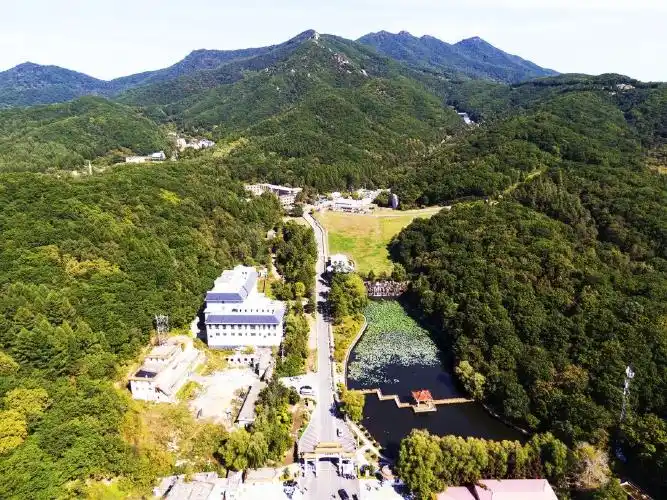 距吉林松花湖风景区仅2公里,系长白山山脉,是吉林市四大名山之一(龙潭