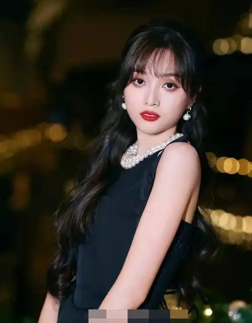 今年的新流行眼睫毛(看看女明星的太阳花眼睫毛)