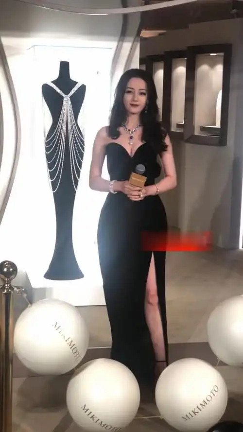 迪丽热巴抹胸开叉礼服身材完美