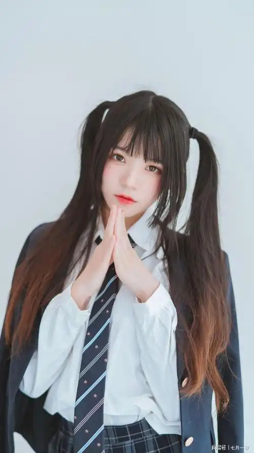 网络美女双马尾冬季jk制服格_网易订阅