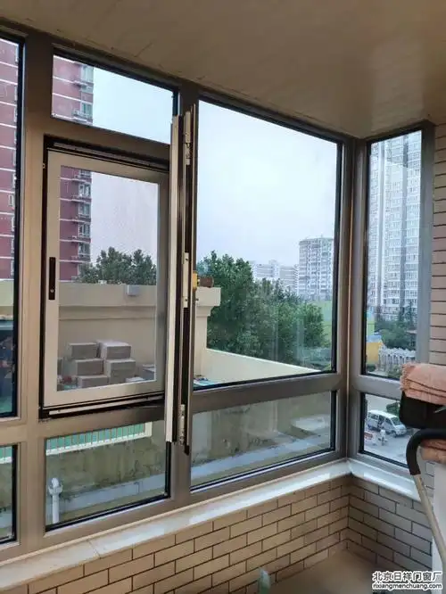 大兴黄村滨河东里香槟色断桥铝门窗安装_北京忠旺门窗厂