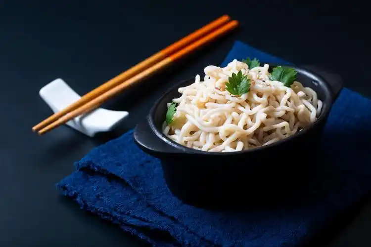 举有问号的白色广告牌上等待面试糊涂营销销售面条背景图片浪漫的心