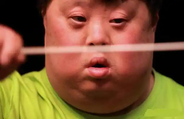 "智商3岁"天才指挥家舟舟,昙花一现的风光后,只剩精心编织的谎言