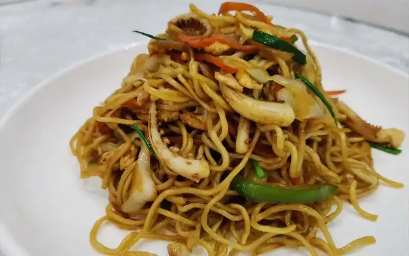 今日分享早饭:鱿鱼炒面,色香味俱全.吃饭赶紧搬砖