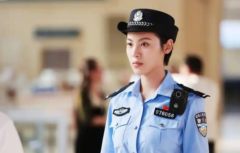 《走火》最后一个镜头谭婧身后路过的人是孙然吗?是为第二季做铺垫吗?