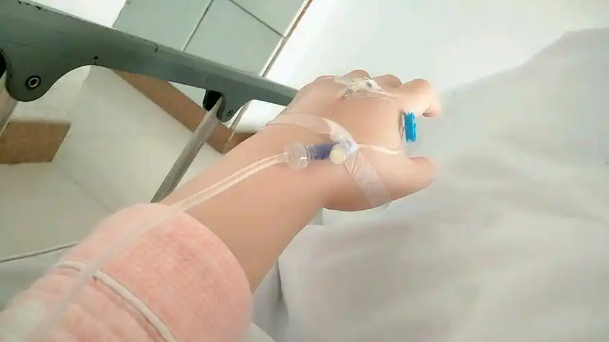 多严重,那会记得我很胖了,只能住院了,住下后开始白蛋白,硫酸镁打着