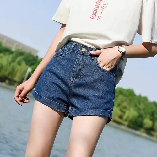 短裤女学生牛仔白