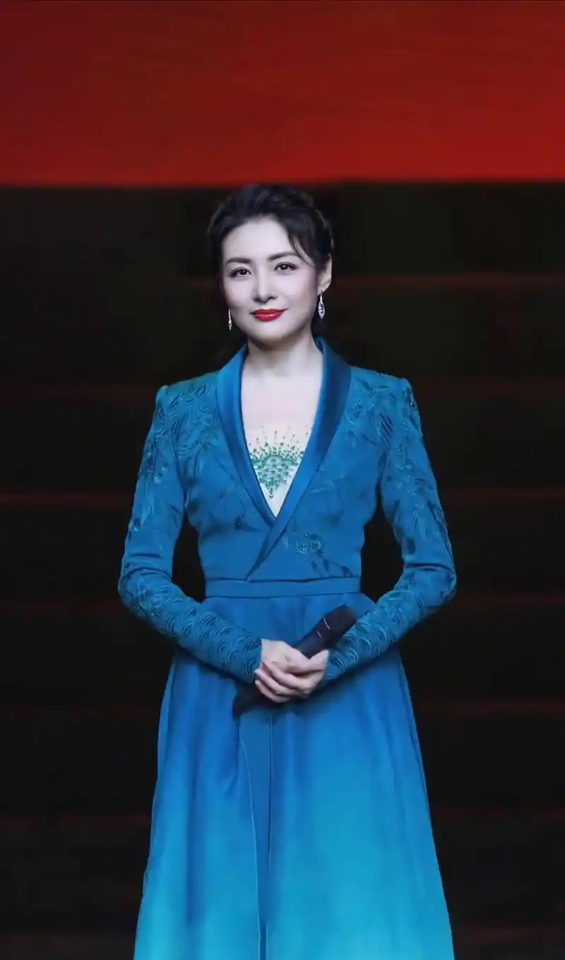 周涛和董卿都是中国央视的知名女主持人,但她们选择了不同的路