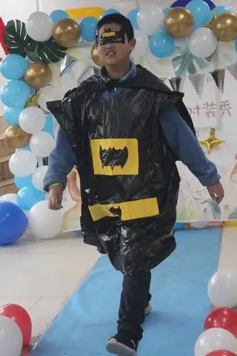 贺宇涵的时装是黑色垃圾袋和黄色卡纸做成,简单明了却又不失威武霸气!