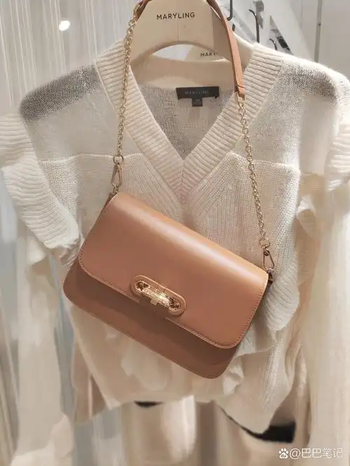 沙驰2023年新款女包 乌市德汇万达沙驰专卖店