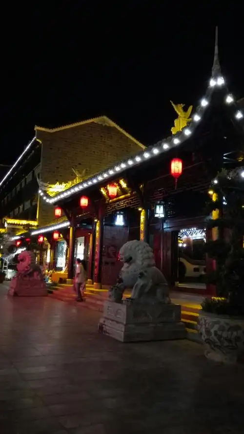 石泉古城夜迷霓