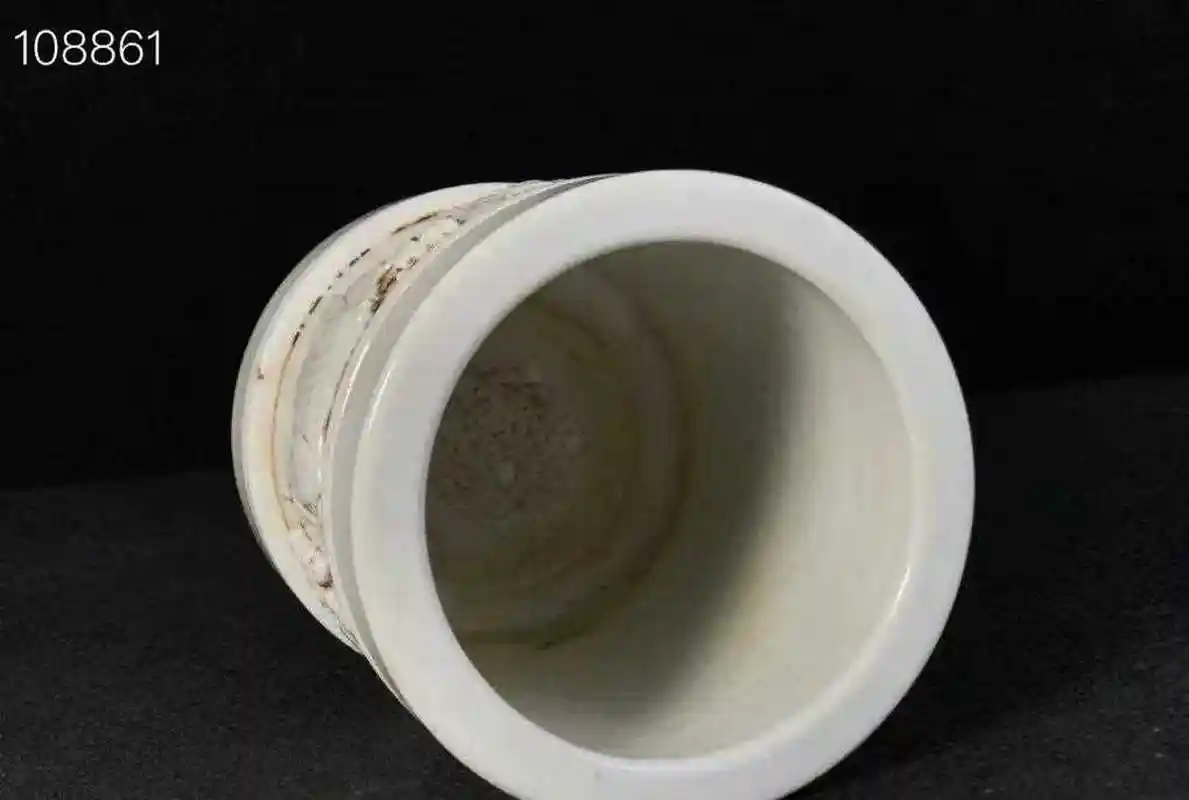 王炳荣浮雕五牛图笔筒,纯手工胎,器形优美,造型周正挺拔,品相完整.