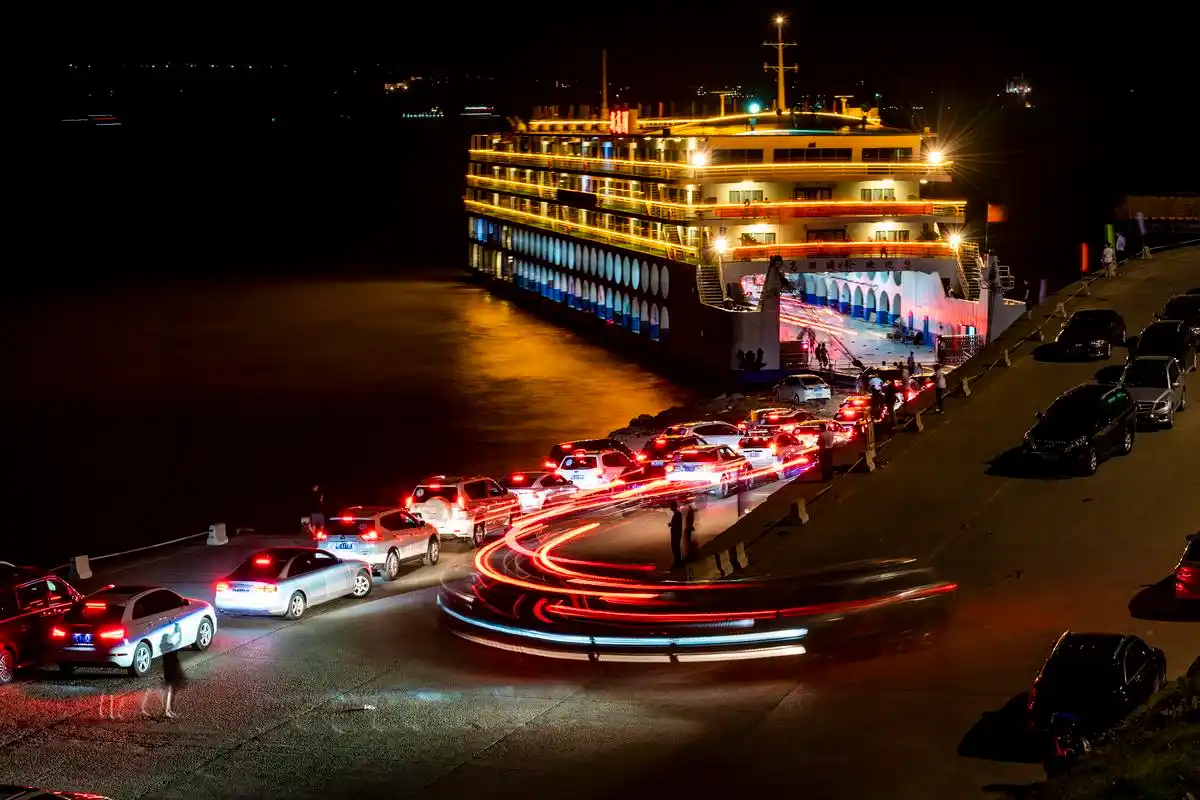三峡滚装旅游客轮迎大量客流