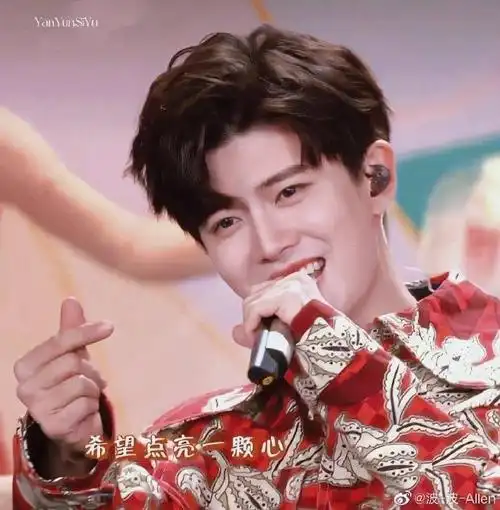 任嘉伦比心视频