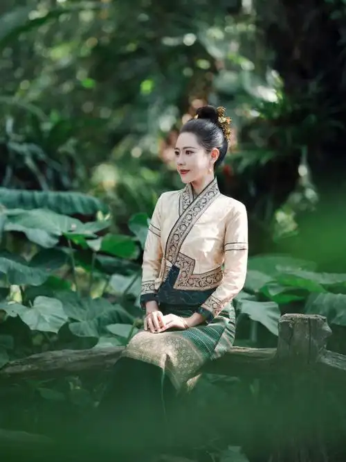 西双版纳曼听公园傣装傣族姑娘