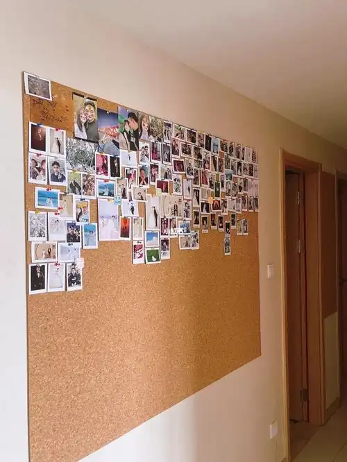 照片墙说时迟那时快就买了软木板裁剪了一下裁剪成两块,分别贴在不同