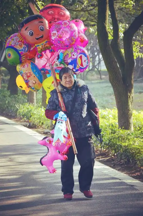 卖气球的老奶奶