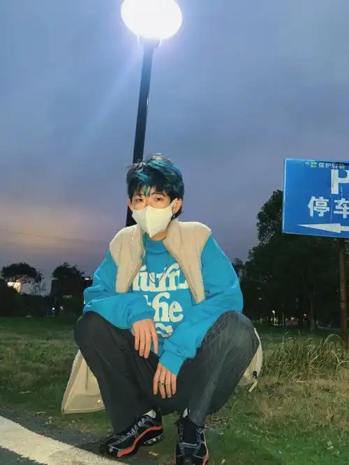 染了新发色 想搞个挑染的好像有点不均匀 没关系