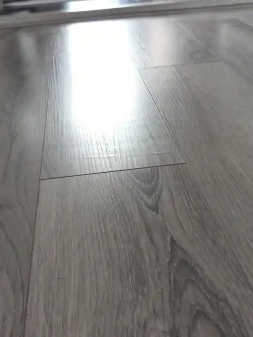 这个复合实木地板好像真的好娇气的,不知道是质量问题还是什么,侧面看