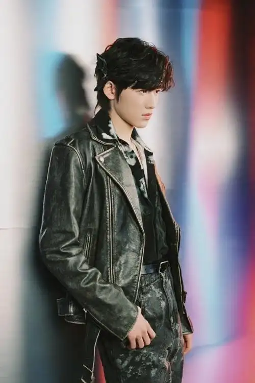 宋亚轩皮衣侧脸随拍#宋亚轩超话帅气的文艺范小宋~闪耀星程,伴你远航