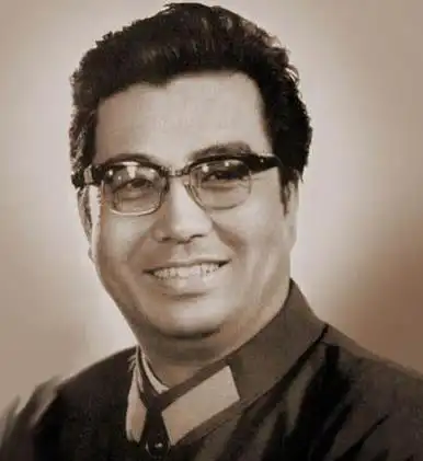 并且还把金铁霖,李天一以及李双江的照片进行了对比,瞬间在网上引起了