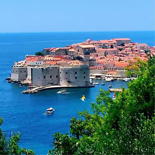 如果你的地中海之梦是温暖的天气和古城墙下蓝宝石般的海水,那么