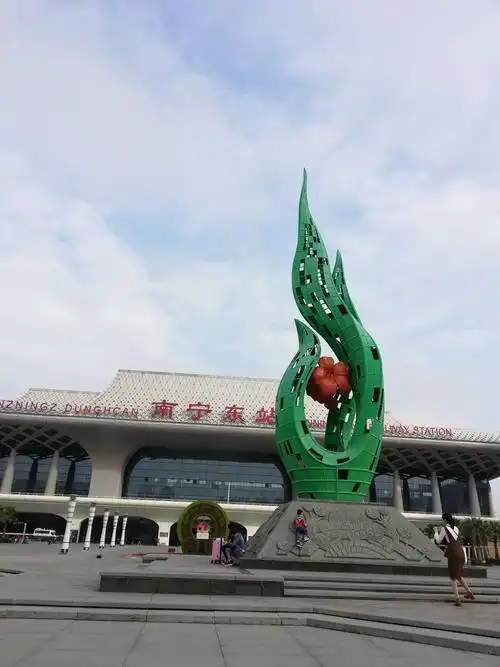 南宁高铁站,四通八达.