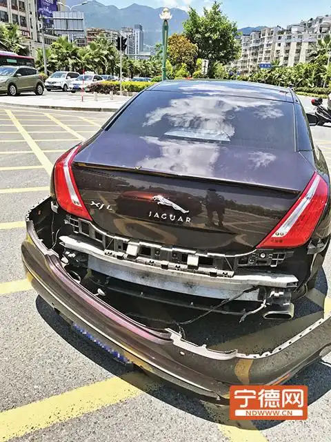 捷豹车的保险杆被撞掉落.
