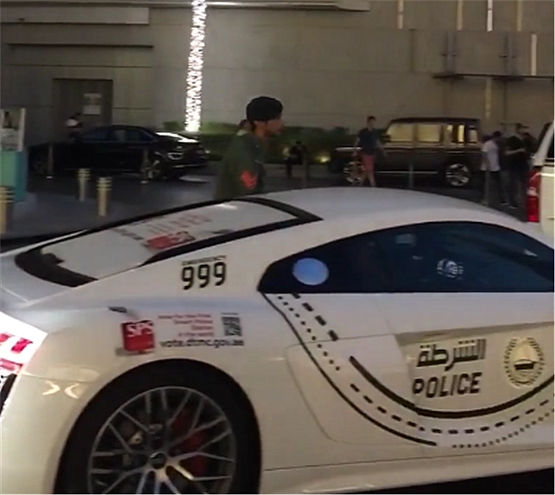 迪拜实拍奥迪r8警车车旁还有一辆巴博斯车牌三连号3个7