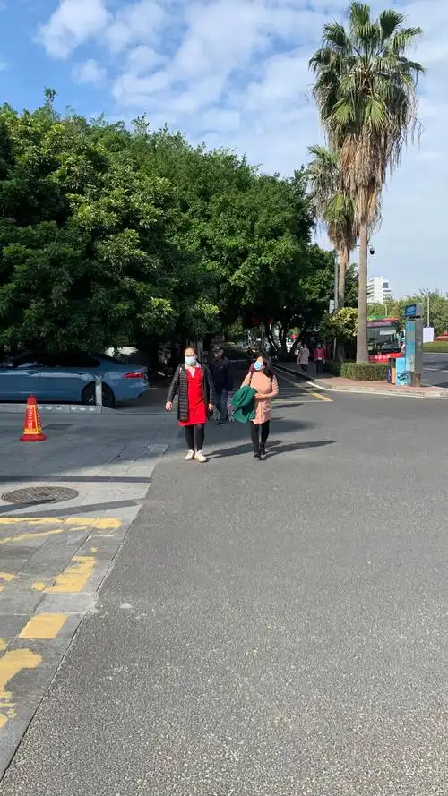 街景街拍行人在街上行走才使街道有声有色