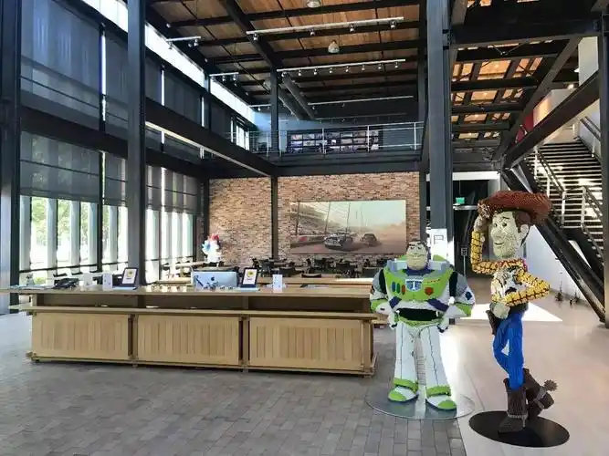 进门的左手边是访客签到台,周围是由皮克斯卡通模型组成的迎宾团队.2.