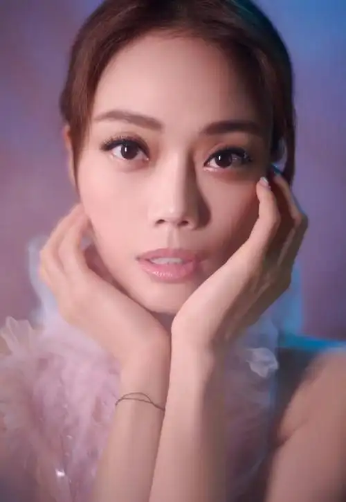 容祖儿最近和冰雪太有缘了