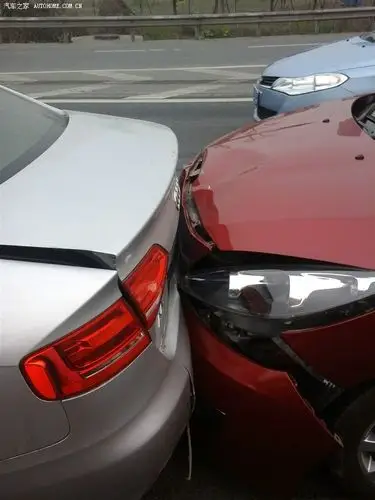 【图】高速跟车太近,两车追尾._标致308论坛_汽车之家论坛