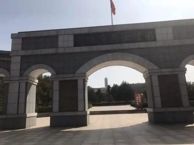 今天我们向阳小队来到了淄博烈士陵园缅怀我们的先烈,每个人的表情都