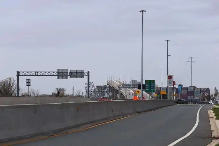 集装箱船撞击致桥塌美国马里兰州进入紧急状态