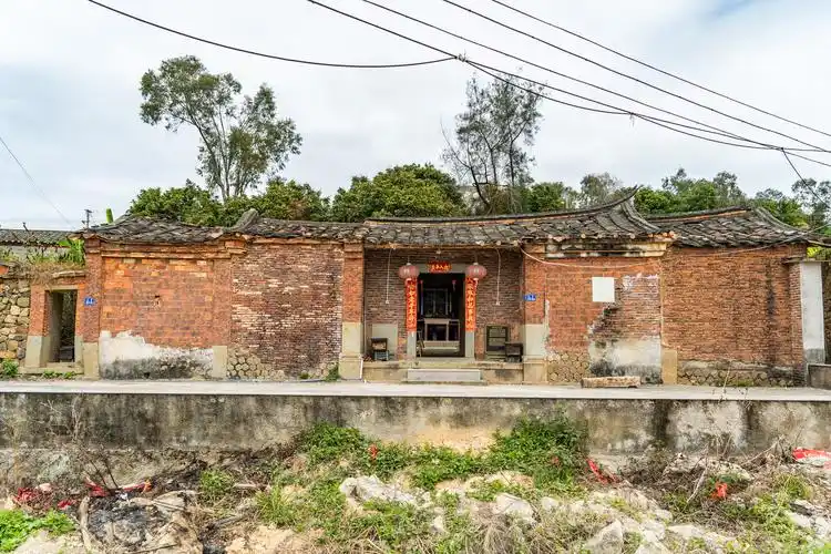 福建一农村自筹200多万元,把200多年祖宅翻建,落成典礼像过年