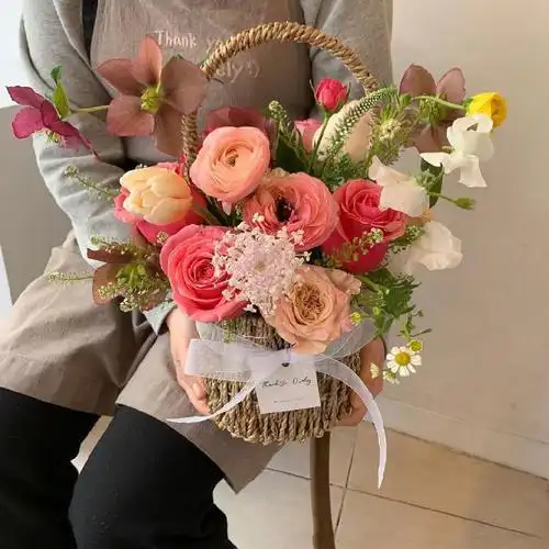 时尚#最近在ins流行的手提小花篮礼物, 精致小巧比起常见的花束更加