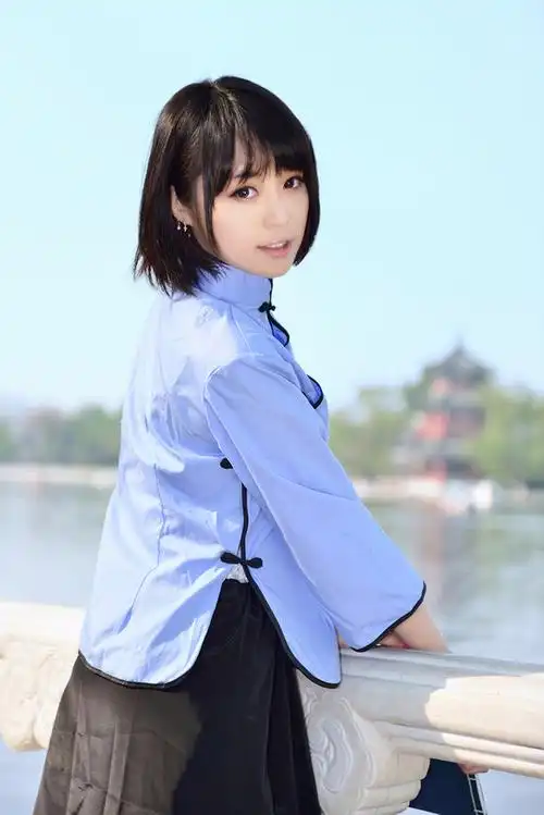 民国时期的女学生的发型大都是齐耳短发加上浓密的齐刘海,穿着是蓝色