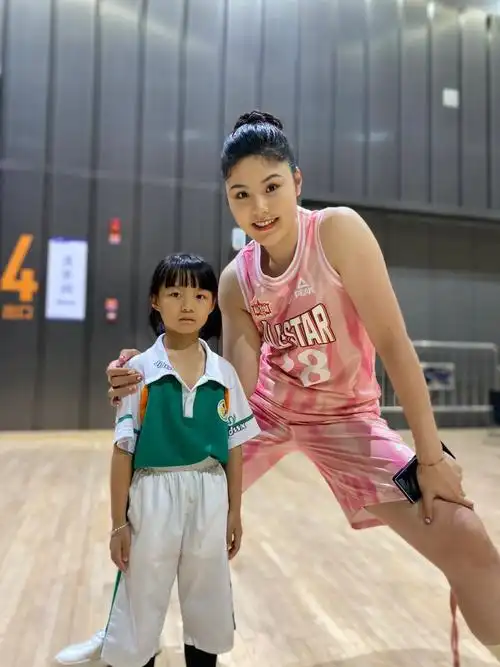 员李月汝姐姐合影,bella妹妹表情有点严肃,估计是来自身高的压力吧