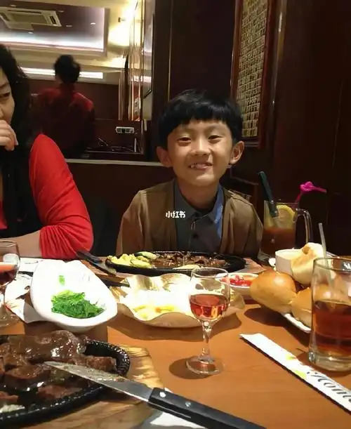 孩子吃个牛排都静不下来