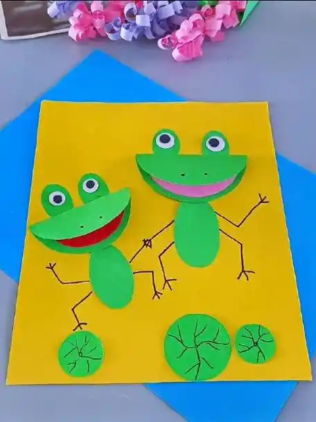 用卡纸剪贴池塘里快乐的小青蛙#亲子手工#秒懂创意的微博视频