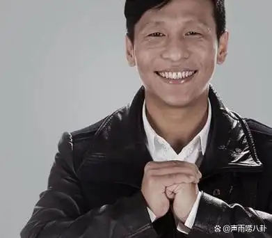 宋小宝,以其独特的搞笑风格和黝黑的肤色在娱乐圈独树一帜,被誉为顶尖